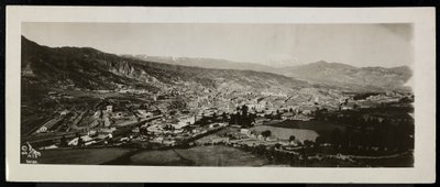 Panoramablick von oben auf eine Stadt, vermutlich am oder in der Nähe des Panamakanals mit schneebedeckten Bergen im Hintergrund, 1913 von Byron Company